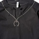 THRIFTY LOOK/スリフティールック NAJA PENDANT EMB LS TEE