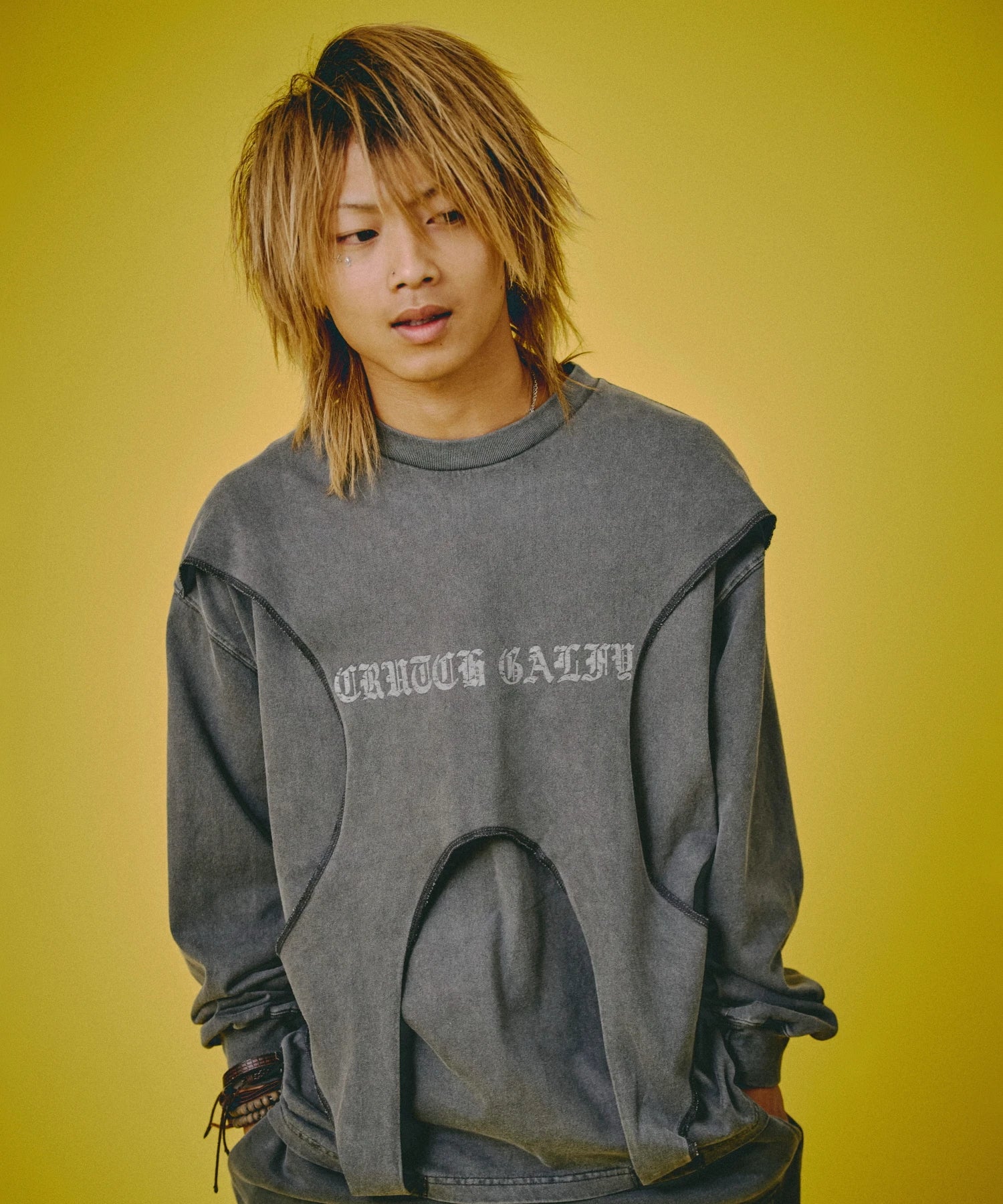 GALFY/ガルフィー 穴の向こうにわんちゃんロンTee