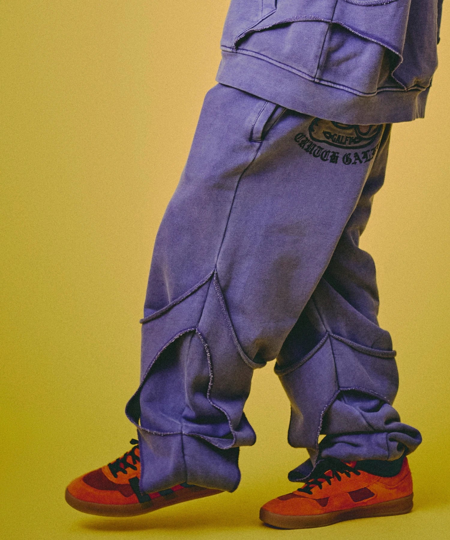 GALFY-穴の向こうにわんちゃんスウェット