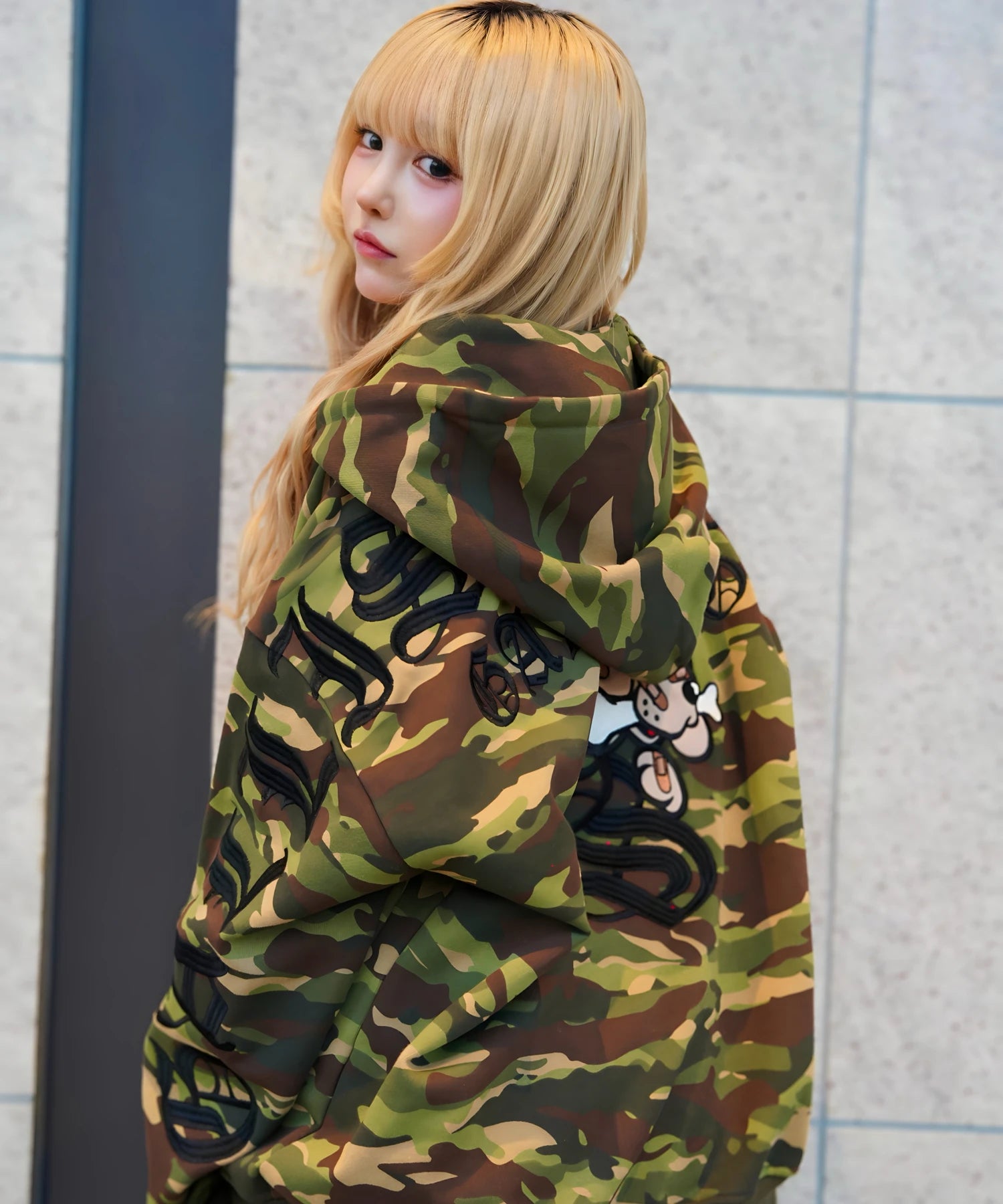 GA×GALFY-安心の背中ロゴのジップパーカー